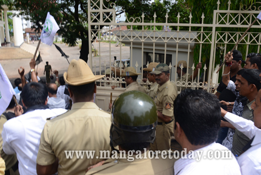 NRSS portray black flag against Sadananda Gowda and Veerappa Moily 1